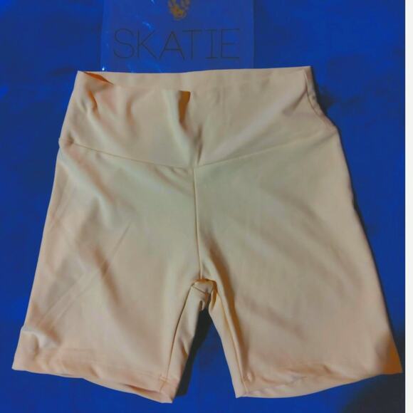 New Skatie Biker Cut Shorts Buttercup Size  L athletic gym casual Deigned Venice - Picture 3 of 9
